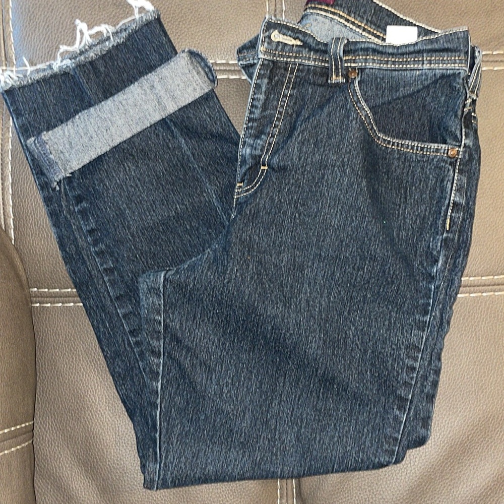 Gloria Vanderbilt Size 8 women’s denim, capris, raw hem.‎ Preowned.